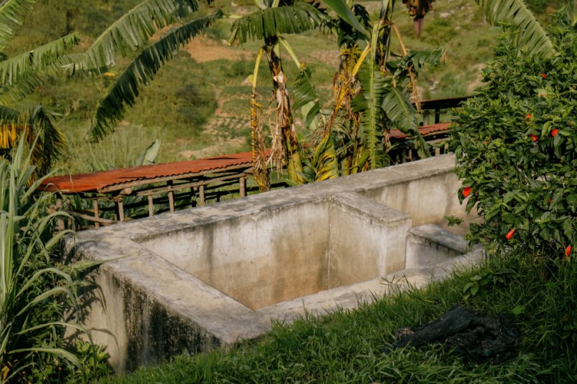 Zásobáreň vody, plantáž kávy Rwanda Bwenda